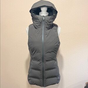 Lululemon Hooded Puffer Vest. Size 6, very good condition